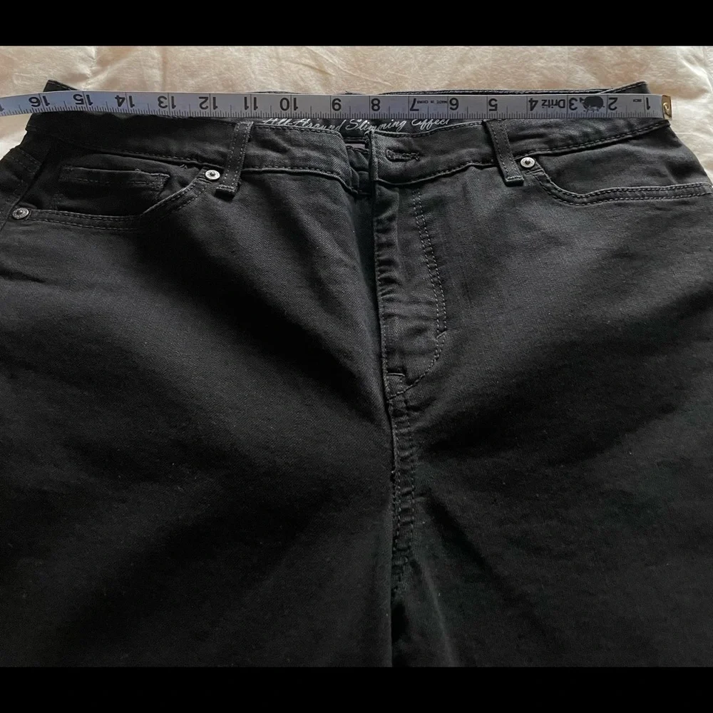 Gloria Vanderbilt Jeans Black slimming Size 12  No tags Never Worn! Lightweight! - Picture 3 of 8